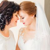 Elegancko na ślub córki? Podpowiadam, jak się ubrać, żeby zaprezentować się najlepiej