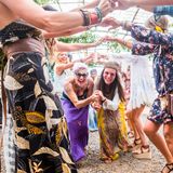 50-latki chodzą teraz w takich sukienkach. Styl hippie znów wraca do łask