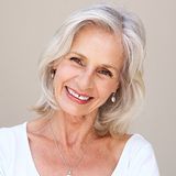 Modna kobieta 60+, czyli stylizacje na Dzień Babci i nie tylko. Jak mogą ubierać się dojrzałe panie?