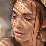 Letni makijaż, który przetrwa największe upały! Sprawdź, jaki makeup robić w upalne dni [5 TRIKÓW]