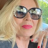 Na taki kolor eleganckie 60-latki malują paznokcie. Fani komentują: „dama”