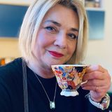 50-latko, wybierz to zamiast sukienki. Hitowa kreacja na eleganckie okazje. Nosi ją nawet Królikowska