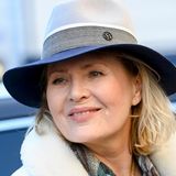 Grażyna Szapołowska nosi modną kurtkę z futerkiem. Ten model upolujesz na Black Friday