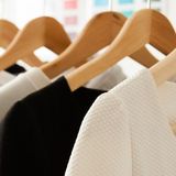 Z jakich materiałów kupować ubrania? Dobre jakościowo i bezpieczne dla środowiska tkaniny