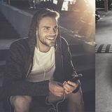 Wygodne dresy męskie w stylizacjach na jesień i zimę 2021/2022 - jak nosić modne sportowe komplety?