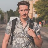 Wzorzyste męskie koszule z krótkim rękawem - wielki powrót kolorowych printów. Jak je nosić?