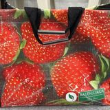 Torba w truskawki jak z bazaru za 12 tysięcy złotych. Projektanci zaczynają przesadzać?