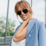 Dress code biznesowy na lato - jak się ubierać w ciepłe dni do biura?