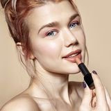 Modne kolory szminek na lato 2020. Poznaj ranking najlepszych odcieni na wakacje!