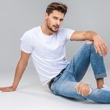 Modne ubrania dla szczupłych i wysokich mężczyzn – jakie stylizacje polecamy smukłym panom?
