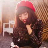 Fryzury w stylu francuskim — najmodniejsze cięcia i uczesania jak u paryskich it-girls!