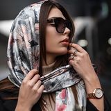 Jak nosić apaszkę? Oryginalne i modne sposoby na efektowny dodatek do stylizacji