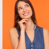 Sukienki jeansowe w stylizacjach na co dzień i nie tylko. Jak nosić dżinsową sukienkę? Sprawdź!