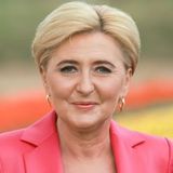 Tak Agata Duda eksponuje długie nogi. Te spodnie to już klasyk, który każda z nas powinna mieć w szafie