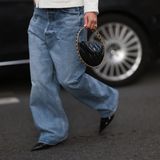 Baggy jeans – co to za spodnie? Tłumaczymy, jak nosić ten hip-hopowy model
