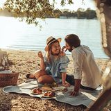 Jak się ubrać na piknik? Zobacz najpiękniejsze stylizacje na garden party i przyjęcia w plenerze!