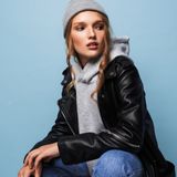 Jak nosić najmodniejsze bluzy damskie? Pomysły na stylowe outfity z bluzami do 150 zł
