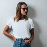 Biały t-shirt w stylizacjach damskich. Zobacz, jak nosić basicową koszulkę na 15 sposobów!