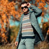 Moda męska jesień-zima 2021/2022 - trendy, które warto znać. Dowiedz się, czego szukać w sieciówkach