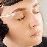 Laminowanie brwi –  efekty zabiegu, cena, wykonanie w domu – wszystko, co musisz wiedzieć