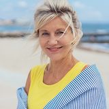 Najlepsze stylizacje dla pań 50+ na lato - skompletuj modną garderobę na upalne dni [PORADNIK]