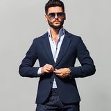 Fasony ubrań slim fit i regular fit  w męskiej garderobie – czym się różnią i co charakteryzuje?
