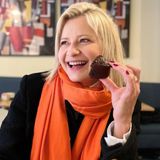 To koniec beżowych płaszczy? Małgorzata Kożuchowska stawia na trencz w innym kolorze