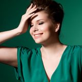 Jakie sukienki wieczorowe dla puszystych? Idealne kroje w rozmiarze plus size