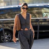 „Pintuck pants” to nowy przebój celebrytek. Takie spodnie noszą Lewandowska, Siwiec, Socha
