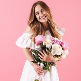 Sukienki na Wielkanoc: TOP 5 eleganckich modeli, które warto wybrać na wielkanocne śniadanie
