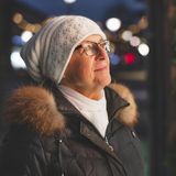 Modne czapki dla pań po 60. – modele, które wpadną w oko każdej stylowej kobiecie