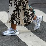 Najmodniejsze sneakersy damskie na wiosnę 2024: białe, za kostkę, a może chunky? Przegląd inspiracji