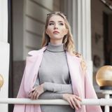 Jak się ubrać do teatru i opery? Poznaj dress code na te okazje