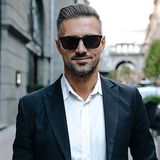 Stylizacje męskie na jesień 2020. Sprawdź, jak się modnie ubrać w tym sezonie!