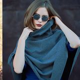 Jak nosić ponczo damskie, aby wyglądać stylowo? Oto nasze pomysły na stylizacje z modną narzutką!