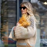 Sukienka i sweter – stylizacje na jesień 2022. Te połączenia królują w stolicach mody!
