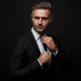 Jaki garnitur na pogrzeb należy ubrać? Radzimy, jak stosownie ubrać się na pogrzebie