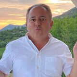 Zaglądamy do szafy Makłowicza. Te trzy koszule w jego stylu powinien mieć każdy facet na wiosnę i lato 2023