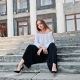 Spodnie dzwony w stylizacjach, które wiosną skompletujesz za grosze. Koleżanki oniemieją z zachwytu
