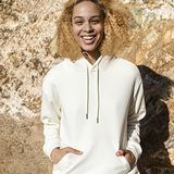 Komplety królują w stylu streetwear - zobacz jak łączyć modne topy, t-shirty, biker shorts i dresy
