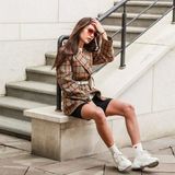 Ten look pokochał cały świat! Zobacz, o jaki trend chodzi i zainspiruj się stylem influencerek