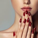 Modne paznokcie na jesień 2021. Zobacz najlepsze pomysły na jesienny manicure!