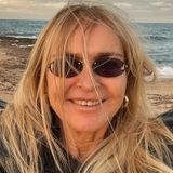 67-letnia Monika Olejnik w cekinowej spódnicy i traperach. Ikona stylu?