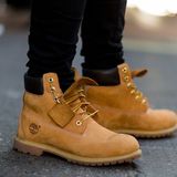 Timberki w stylizacjach damskich i męskich. Jak modnie nosić buty Timberland i trapery innych marek?