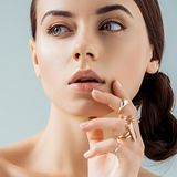 Modna biżuteria na wiosnę i lato 2021. TOP 7 propozycji, które dodadzą blasku Twoim stylizacjom