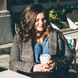Moda plus size i trendy jesień-zima 2020/2021. Odkryj modne ubrania dla puszystych na ten sezon!