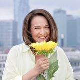Drzyzga w sukience maskującej brzuszek. To nowy hit 50-latek na jesień