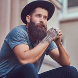 Modne T-shirty męskie – te markowe koszulki z nadrukiem i gładkie będą idealne na lato!