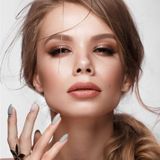 Mocne kolory na powiece – trend w makijażu na jesień-zimę 2019/2020