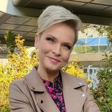 Niewiele odważyłoby się tak ubrać. Stylizacja Aleksandry Kostki z ramoneską to hit wiosny